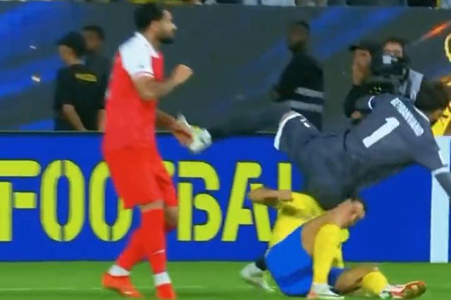 O momento em que Alireza lesiona Cristiano Ronaldo