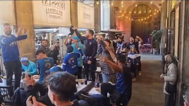 Claque do FC Porto já 'aquece' as gargantas em Barcelona