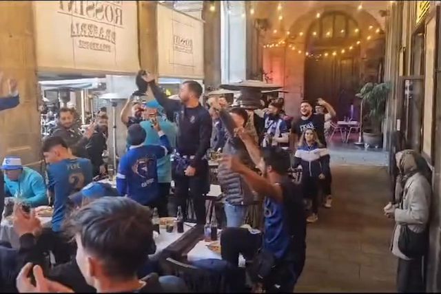 Claque do FC Porto já 'aquece' as gargantas em Barcelona