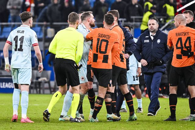 Vídeo: jogador do Shakhtar vai ao chão com pisadela do árbitro