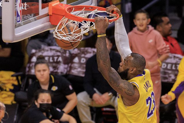 LeBron James torna-se no jogador com mais minutos na história da NBA