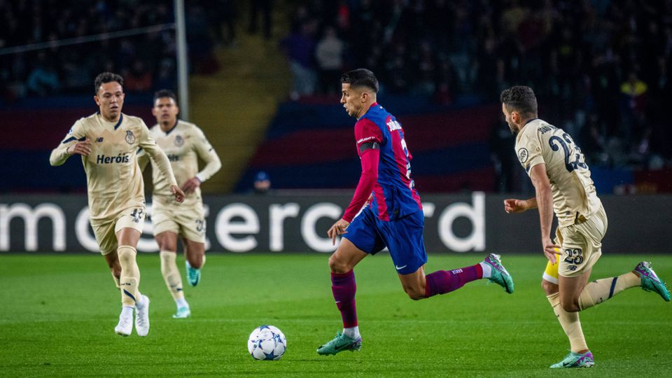 Vídeo: grande golo de Cancelo empata para o Barcelona frente ao FC Porto