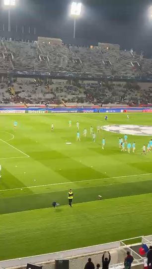 Jogadores do FC Porto já aquecem no Olímpico de Montjuic