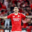 Di María de braços abertos, com a camisola do Benfica