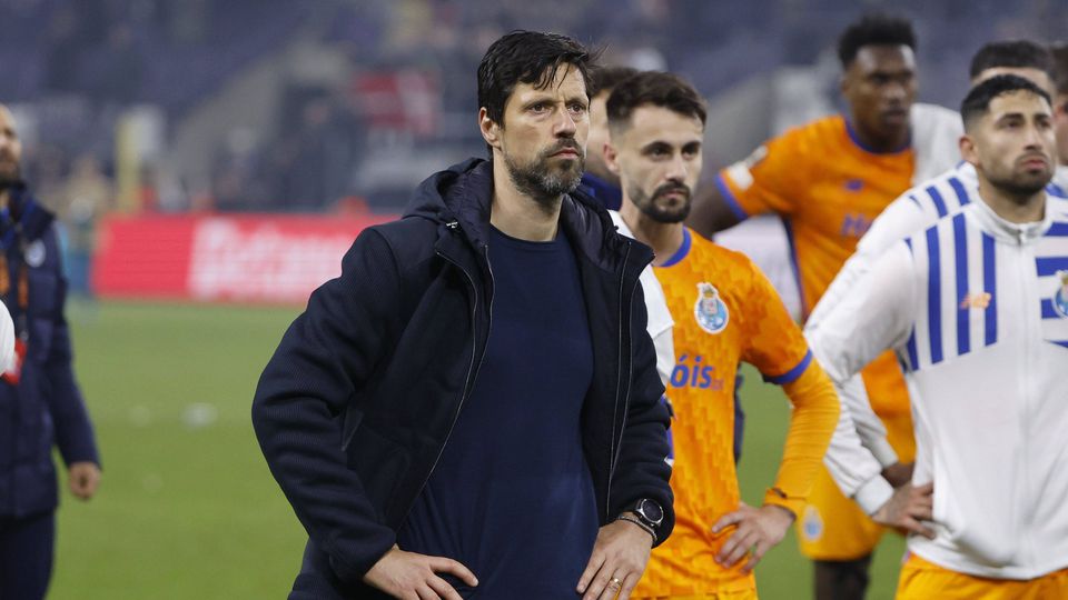 FC Porto: protestos, lenços brancos e Zubizarreta confrontado por adepto