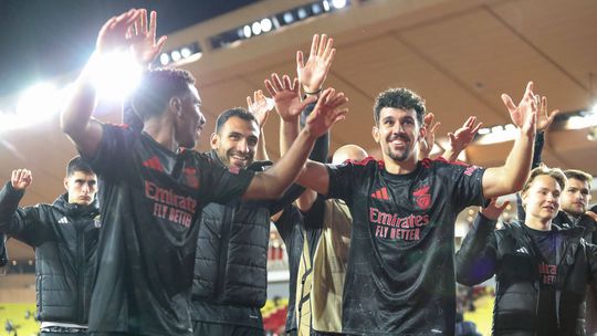 Comunhão entre adeptos e equipa: a festa do Benfica no Mónaco (vídeo)