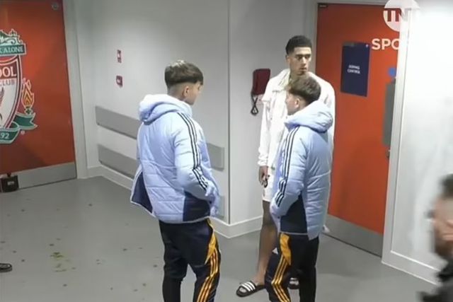 Vídeo: Bellingham esperou à porta do balneário do Liverpool para pedir camisola