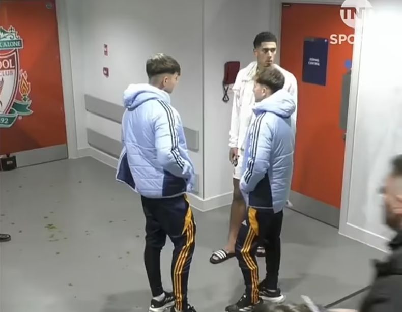 Vídeo: Bellingham esperou à porta do balneário do Liverpool para pedir camisola