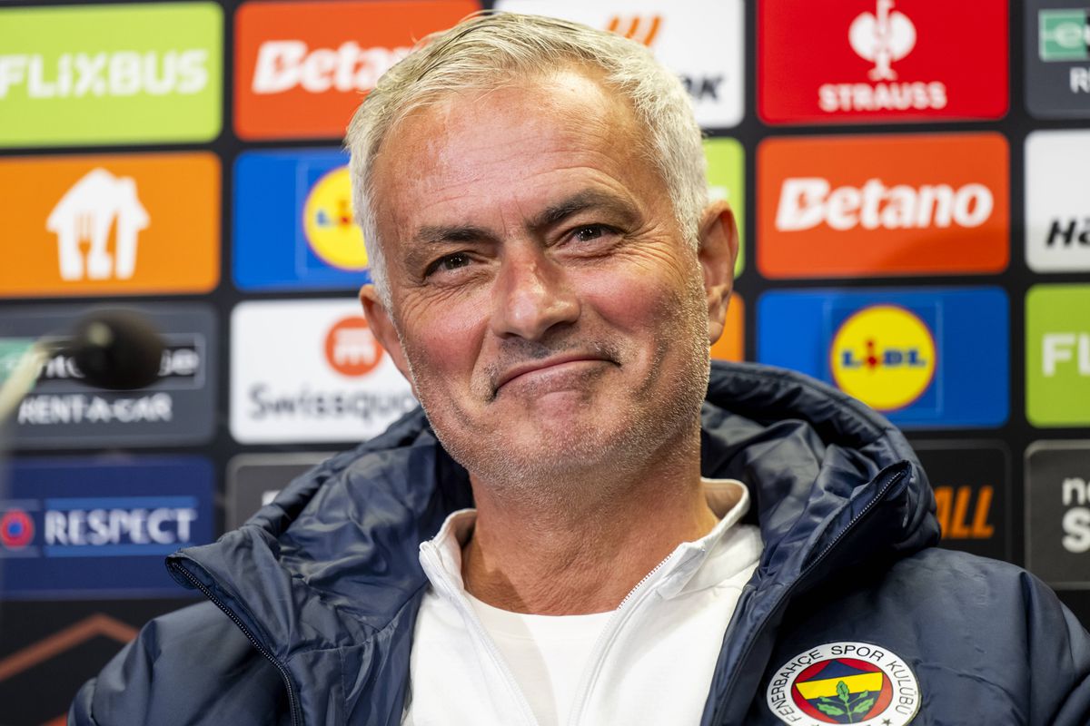 Mourinho só tem 15 jogadores de campo e brinca: «Será fácil fazer substituições»