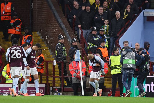 Treinador pede desculpa a adversário agredido por... adeptos: «Não é assim...»