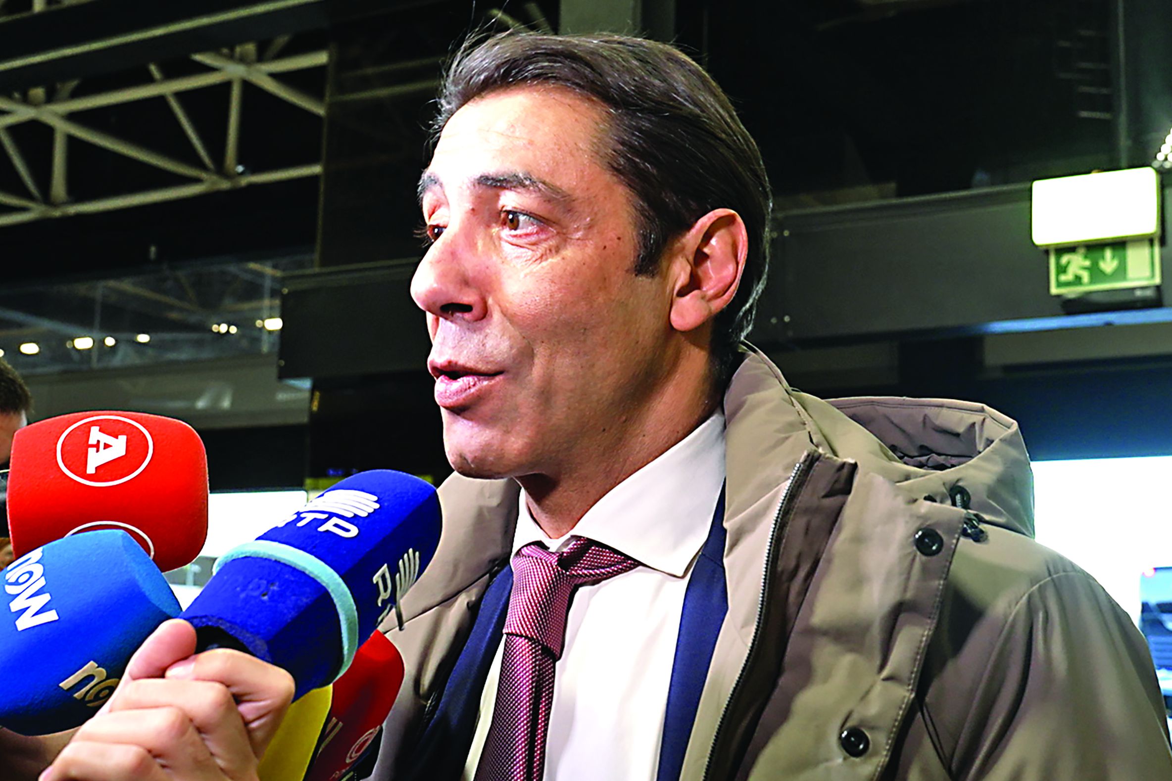 Rui Costa falou aos jornalistas antes da partida da comitiva do Benfica para a Madeira — Foto: A BOLA