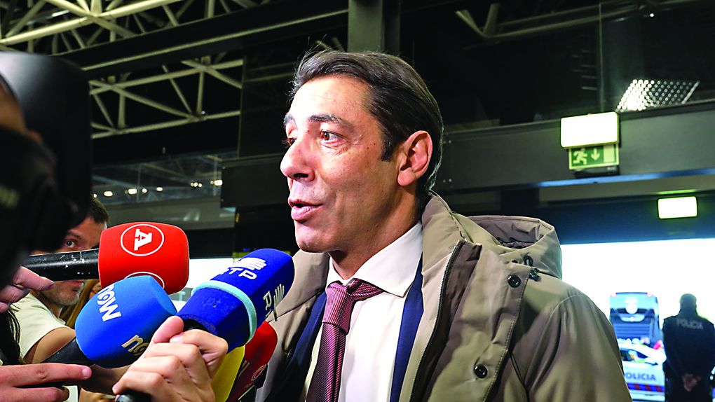 Rui Costa falou aos jornalistas antes da partida da comitiva do Benfica para a Madeira — Foto: A BOLA