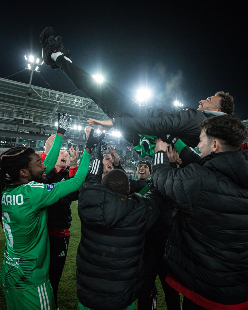 Gonçalo Feio foi altamente celebrado pelos próprios jogadores - Foto: Radomiak