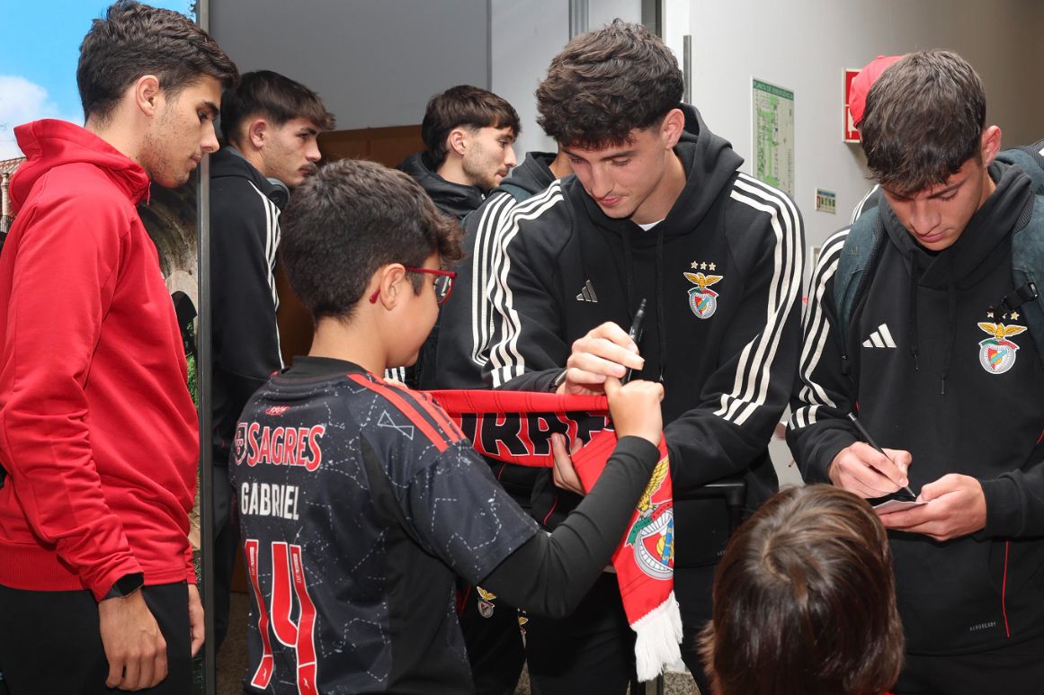 Manu e Rodrigo Rêgo dão autógrafos no aeroporto internacional da Madeira — Foto: Miguel Nunes