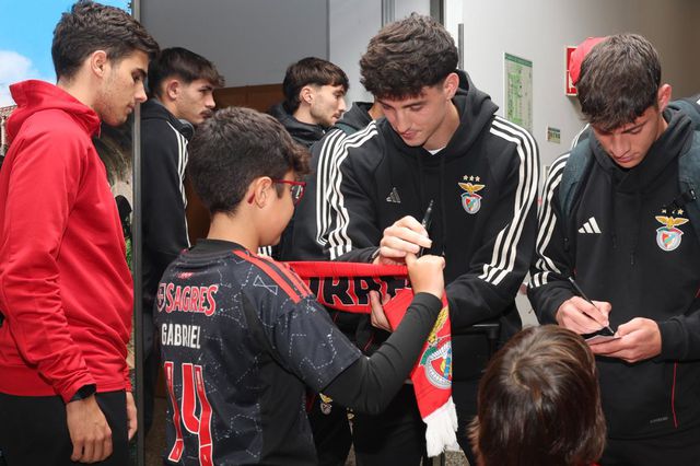 Manu e Rodrigo Rêgo dão autógrafos no aeroporto internacional da Madeira — Foto: Miguel Nunes