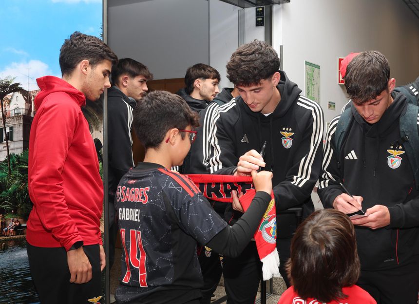 Manu e Rodrigo Rêgo dão autógrafos no aeroporto internacional da Madeira — Foto: Miguel Nunes