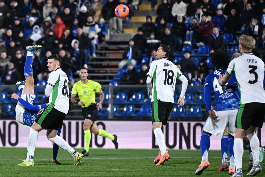Nico Paz ficou muito perto de marcar num pontapé de bicicleta