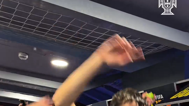 No balneário dos sub-17 festejou-se assim