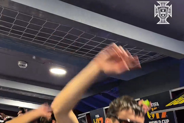 No balneário dos sub-17 festejou-se assim