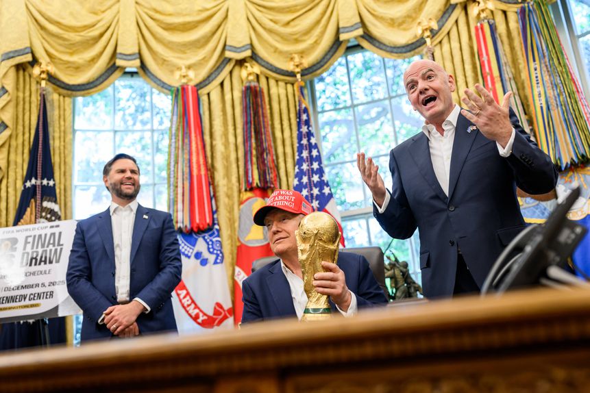 Gianni Infantino, presidente da FIFA, com Donald Trump na sala oval da Casa Branca
