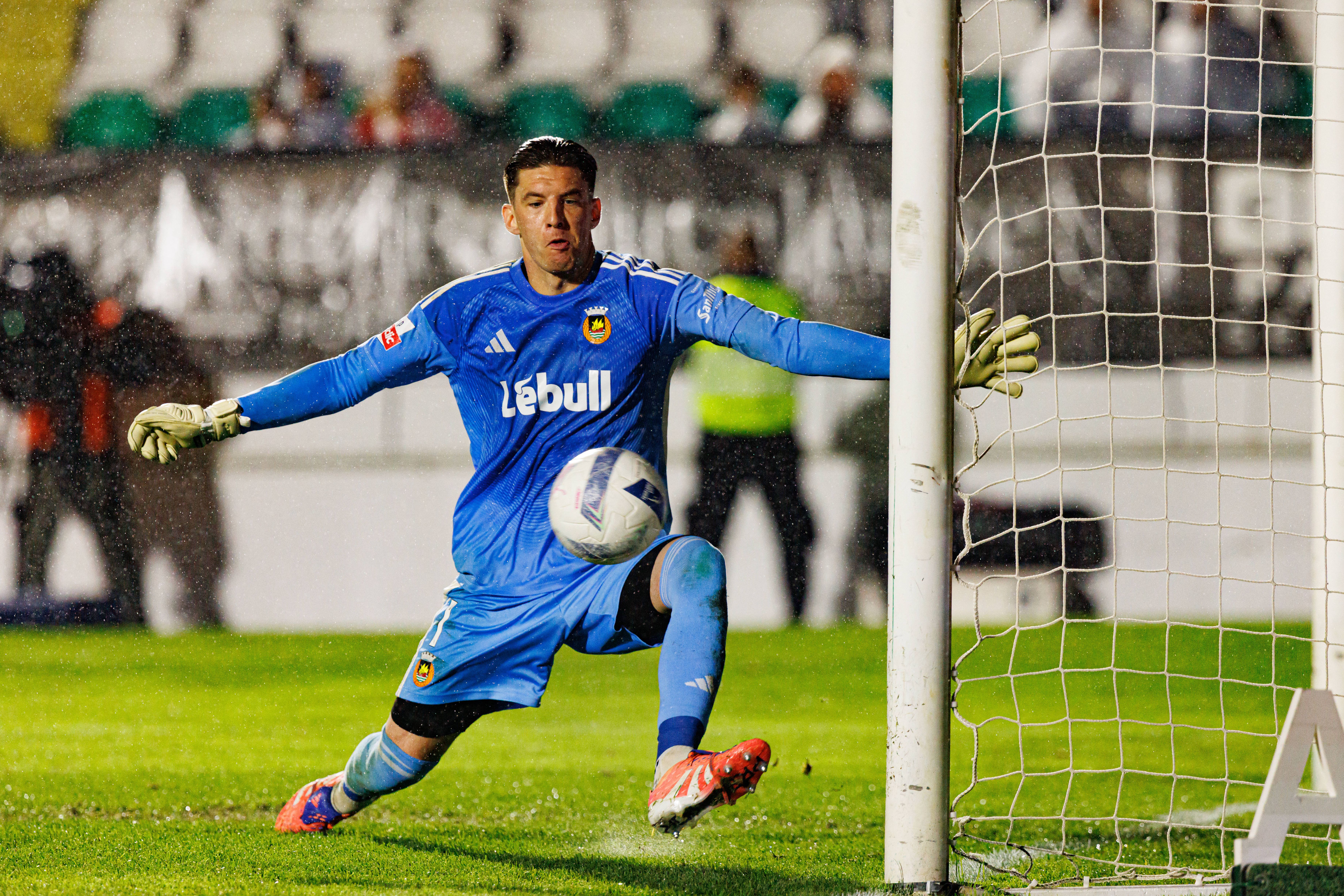 Miszta regressa à baliza frente ao Santa Clara - FOTO: IMAGO