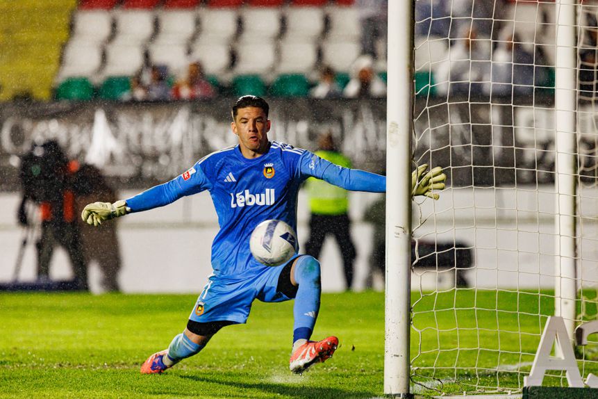 Miszta regressa à baliza frente ao Santa Clara - FOTO: IMAGO