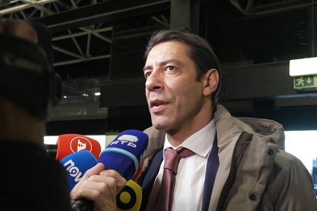 Rui Costa no Aeroporto de Lisboa - Foto: A BOLA