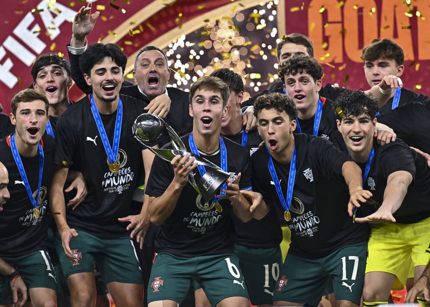 A emocionante celebração de Portugal pela conquista de um título inédito: campeões do Mundo sub-17! - Foto: IMAGO