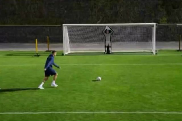 Guarda-redes robô leva Cristiano Ronaldo ao limite: «Vou dar-lhe porrada!»