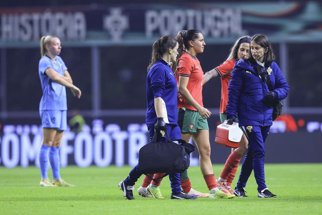 Kika Nazareth saiu de campo a chorar (Foto: EPA/Estela Silva)