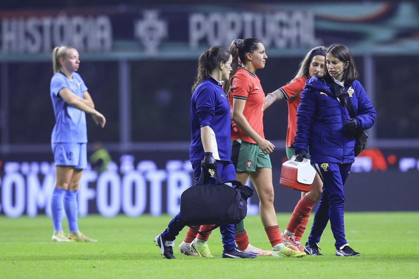 Kika Nazareth saiu de campo a chorar (Foto: EPA/Estela Silva)