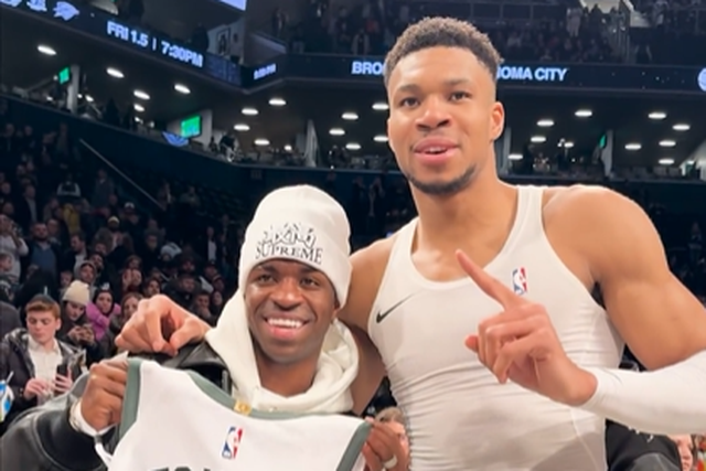 Vini Jr. recebe prenda de Giannis Antetokounmpo