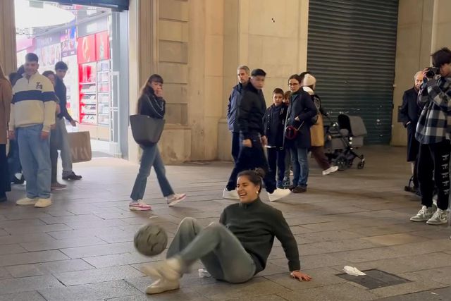 Kika anda por Barcelona e mostra talento... na rua