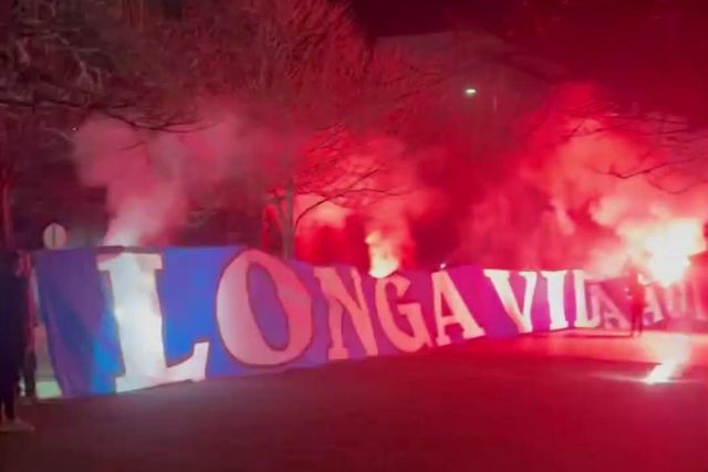 Cânticos e pirotecnia: Pinto da Costa entrou assim no dia de aniversário