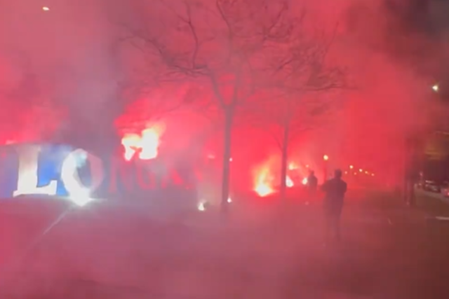 Super Dragões cantam os parabéns a Pinto da Costa (vídeo)