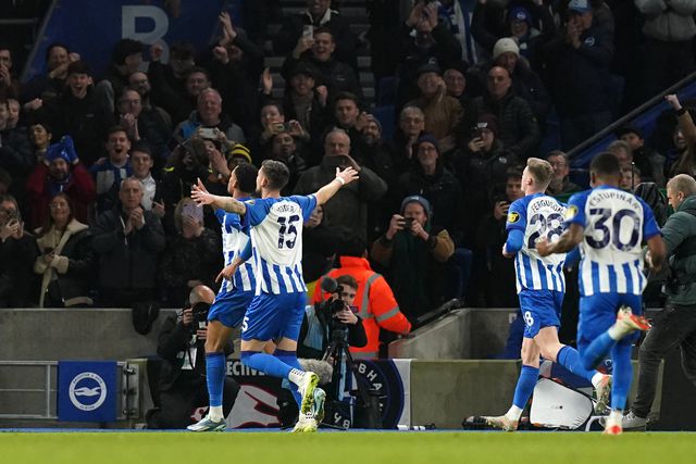 Tottenham goleado em Brighton, com João Pedro em grande