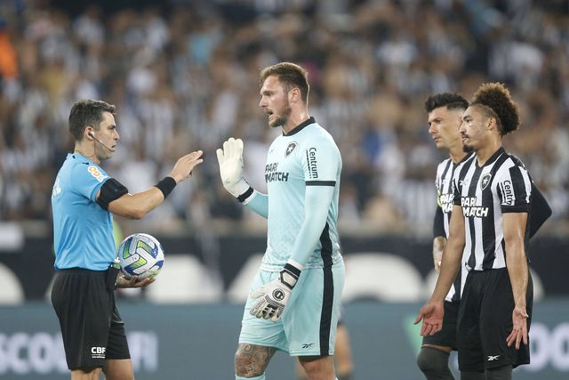 Atenção, Anthony Lopes: concorrência para a baliza do Lyon chega do Brasil