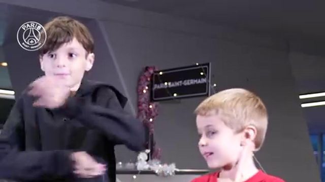 Quem é? Mbappé disfarçado surpreende crianças