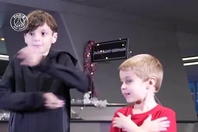 Quem é? Mbappé disfarçado surpreende crianças