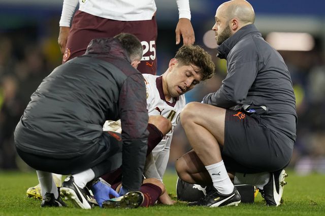 Man. City: John Stones lesionou-se em duelo com Beto; De Bruyne perto do regresso