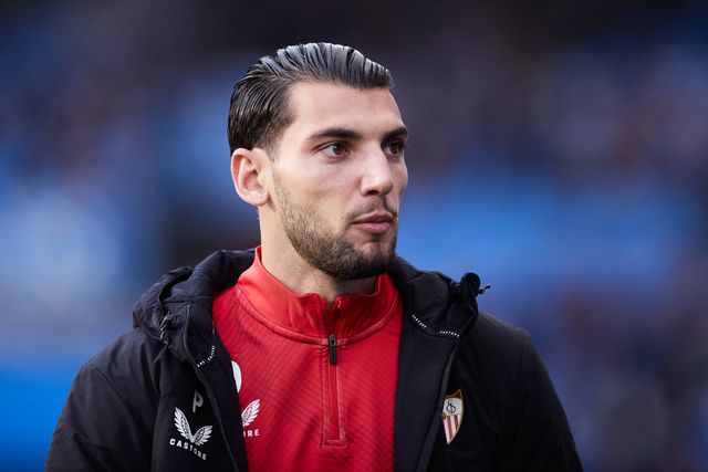 Avançado do Sevilha lamenta: «Tenho mais minutos na cozinha do que em campo»