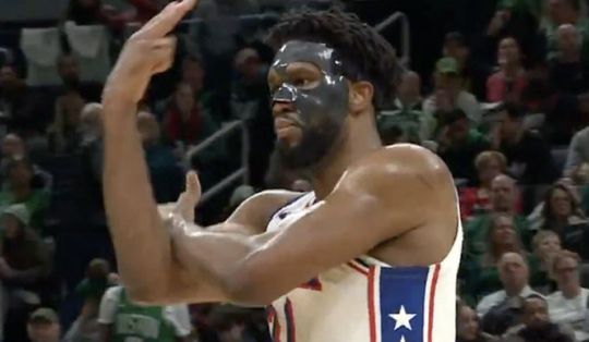 Embiid multado em 72 mil euros por gestos obscenos