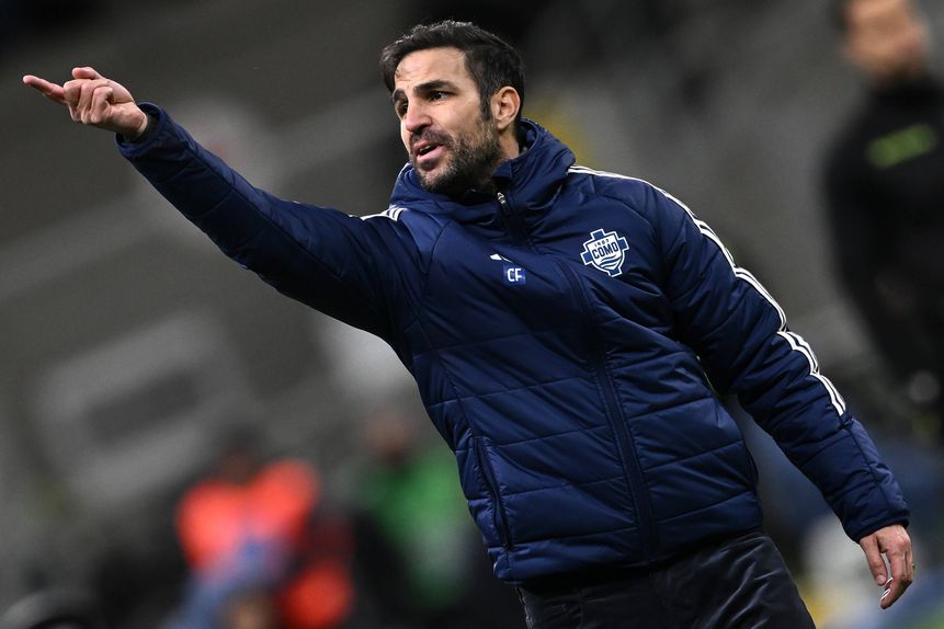 Cesc Fàbregas a dar indicações aos seus jogadores do Como