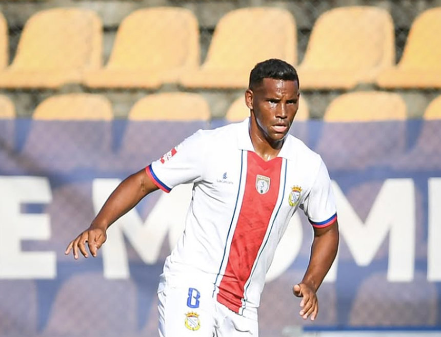 Éber Bessa, jogador de 32 anos, saiu do Alverca