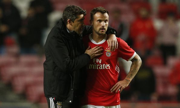 Bruno Lage abraça Seferovic depois de um jogo do Benfica em dezembro de 2019