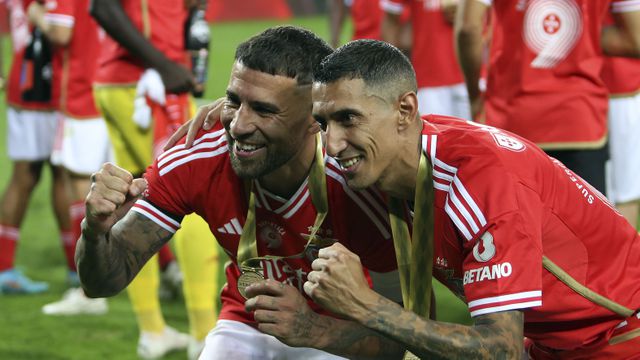 Otamendi e Di María nos festejos do Benfica da conquista da Supertaça em 2023/24