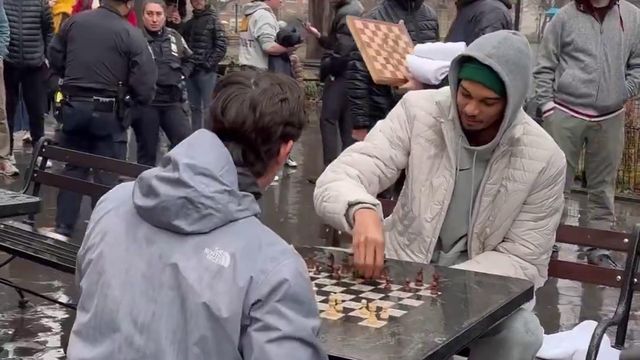 Estrela da NBA joga xadrez com fãs