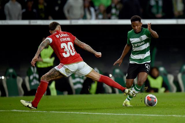 Geny Catamo a tentar passar por Otamendi