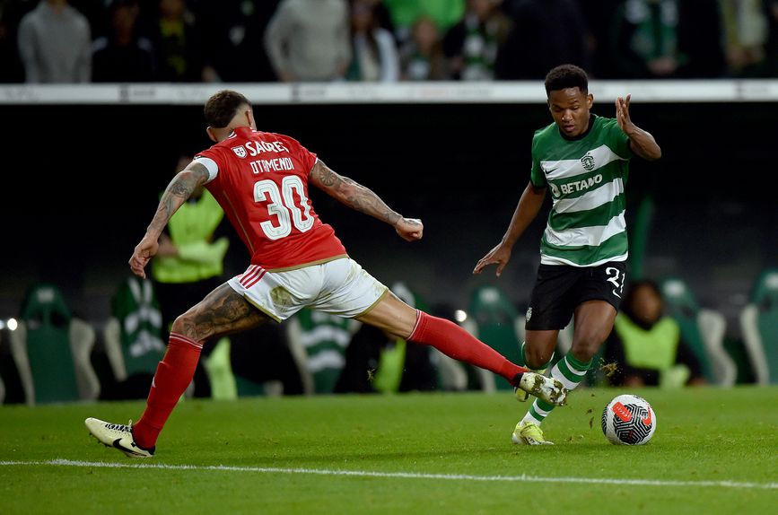 Geny Catamo a tentar passar por Otamendi