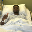 Bukayo Saka na cama do hospital, após a operação